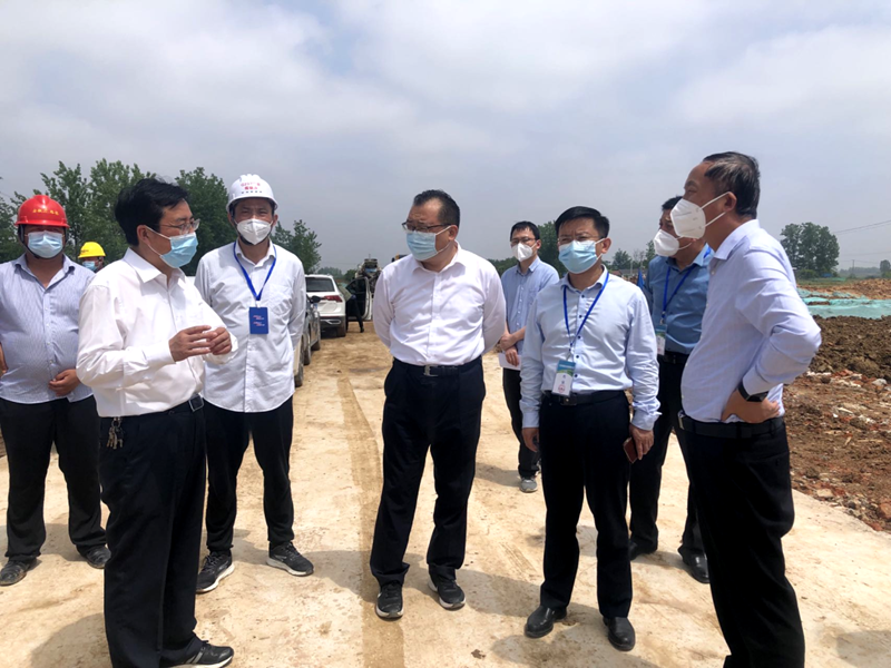 六安市委常委、常務副市長劉洪潔赴G237項目督導疫情防控及復工復產